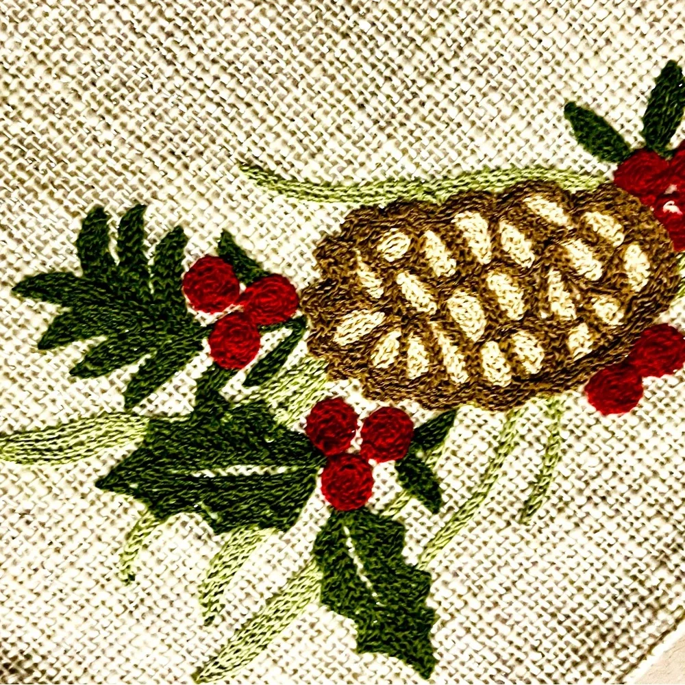 Beautiful placemat great for Christmas! Great condition!